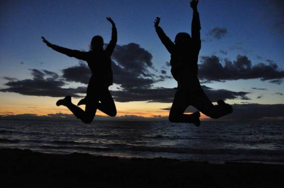 Tradicional foto do salto, durante o entardecer na Wreck Beach, em Vancouver, no Canadá